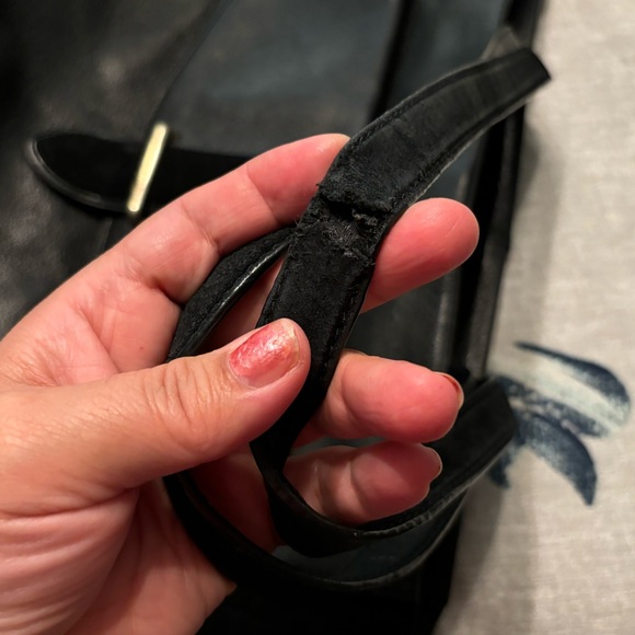 Kate spade ♠️ tote 👜 bag has on left handed a little bit ripped - Picture 5 of 17